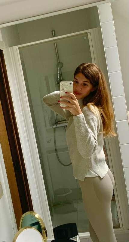 Making myself ready for the gym. 
Do you workout as well?