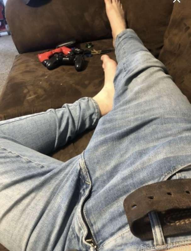 Just hanging out. 😼