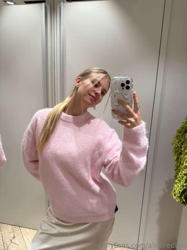 I want to be a barmaid and wear everything pink;) That mood ..