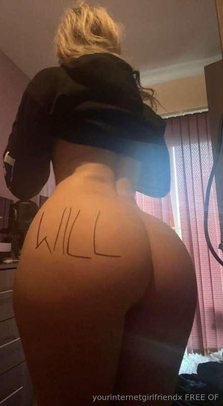 Unlock this post for a fan sign like this with custom text 🩷..