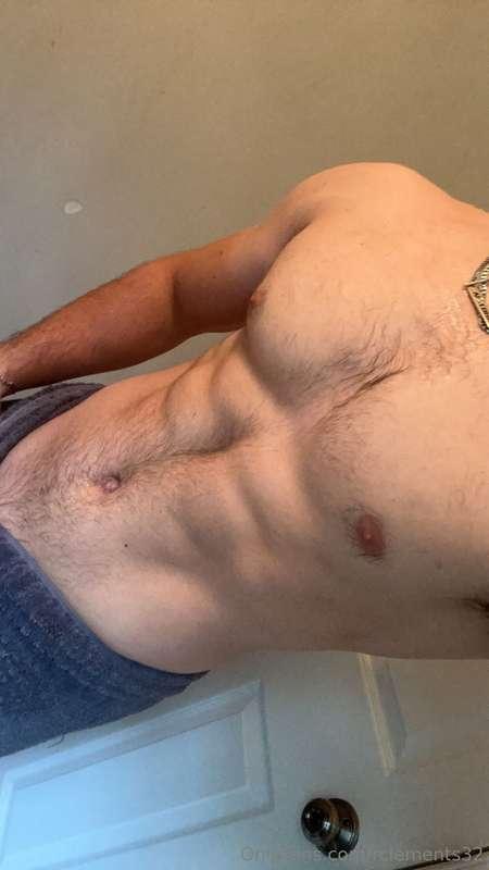 CHECKS THOSE DMS(unshaven and it’s so visible 😩😍)