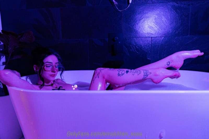 The light hit my skin just right... and I wanted you to see🫧