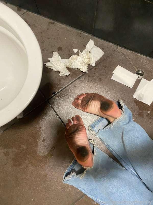 i absolutely love public bathrooms, especially the dirty ones like this one😭


#barefootgirl #dirtyfeet #footfetish #dirtysoles #barefeet