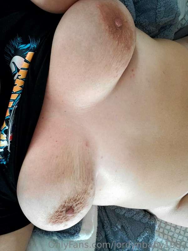 Cum suck on my titties and play with my pussy 😝😈. Tell me ho..