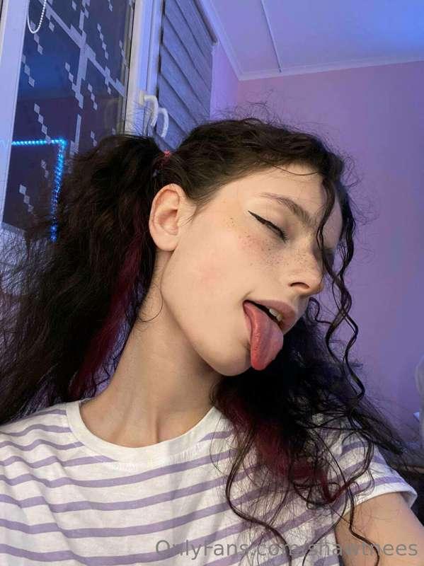 Oh, how I like to feel this sweet taste on my tongue. Mmmm🤤 ..