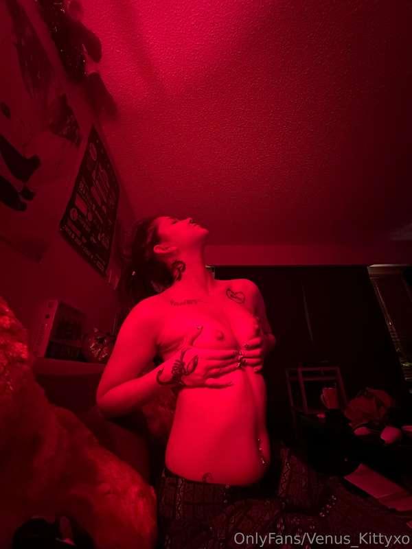 I should take more pics in this pink light 💕🥵  Gonna freshen..