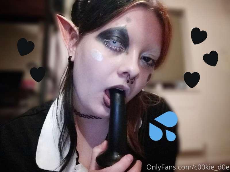 Anyone interested in some play time with an elf 😘
