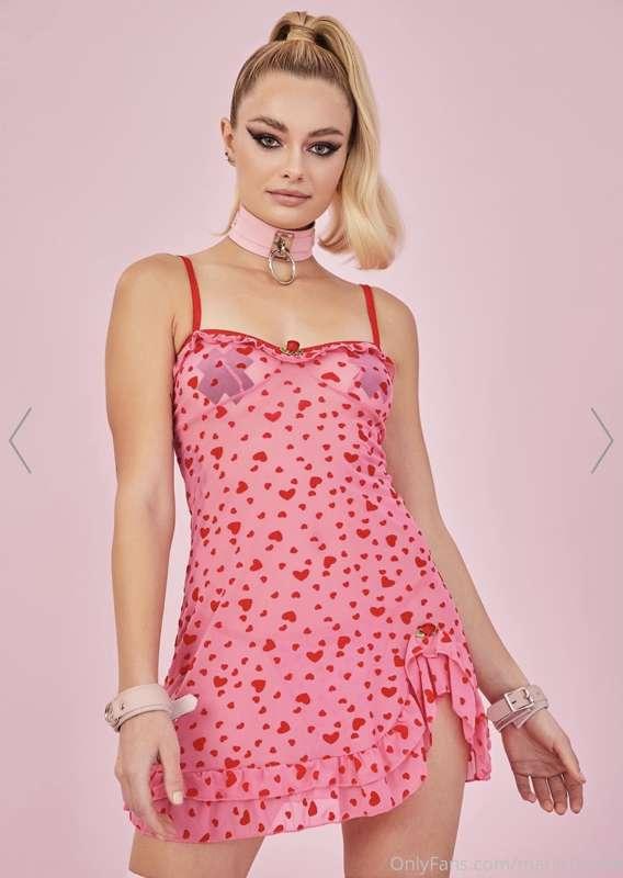 I also bought some new outfits to take pictures in! (somethi..