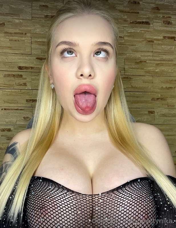 🌸 @vikki_vibes 🌸She'll look at your dick and tell you what s..
