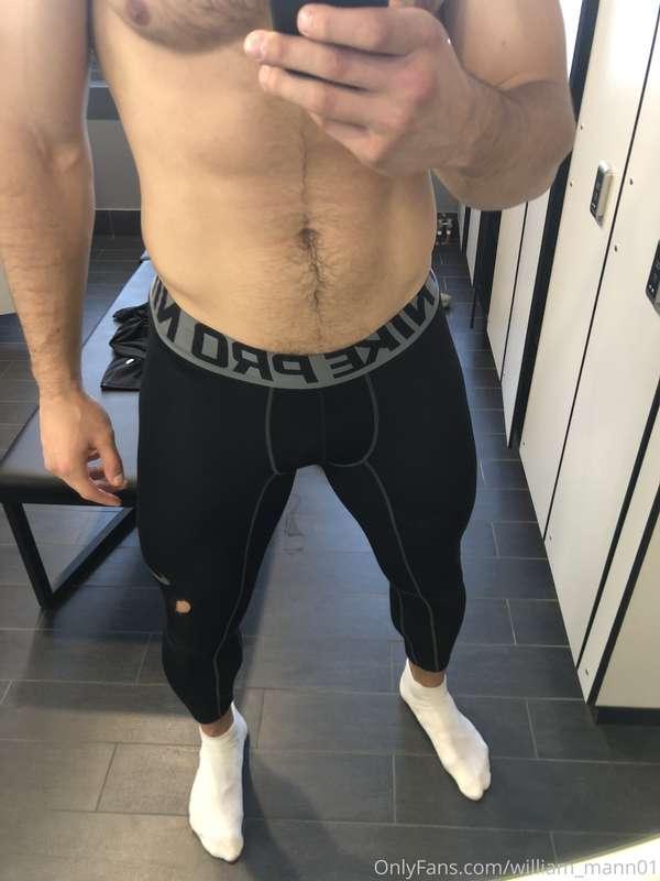 Guys tip me please for a new pants . I hate that hole 😂