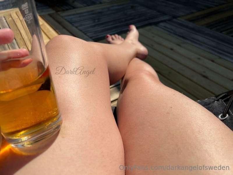 Eating breakfast in the sun… in the nude 🤭