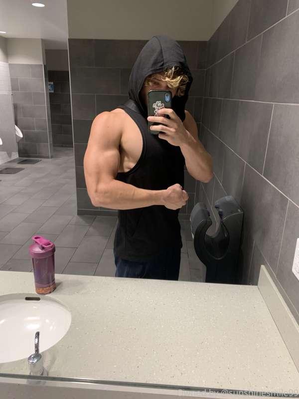 Daddy getting big af 🥵🥵 need a slave to come massage me and ..