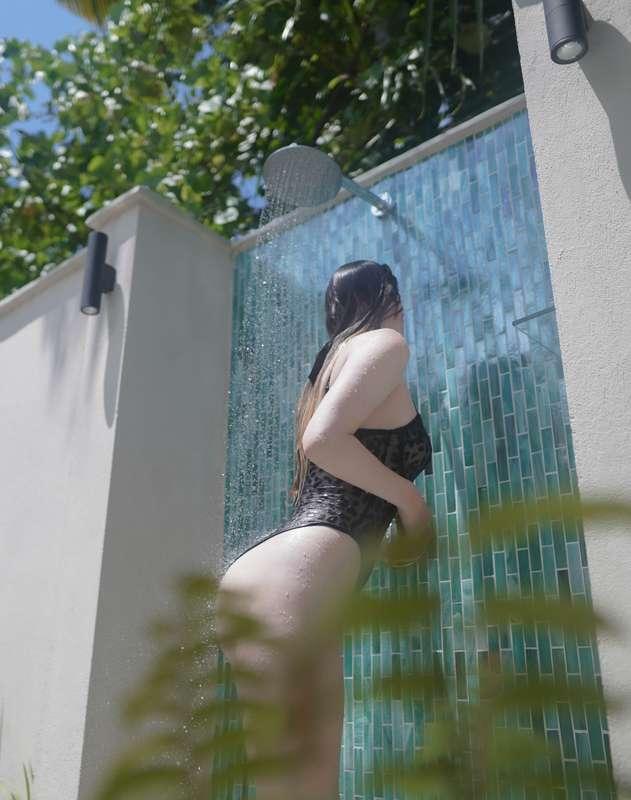 🍑💦 Mila in the shower 🚿🌴 Photo