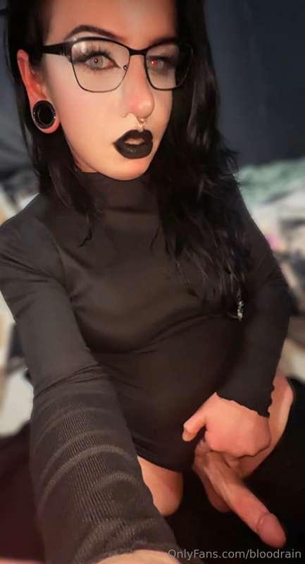 Everybody needs a big dicked goth girl in their lives 🥰😈🖤