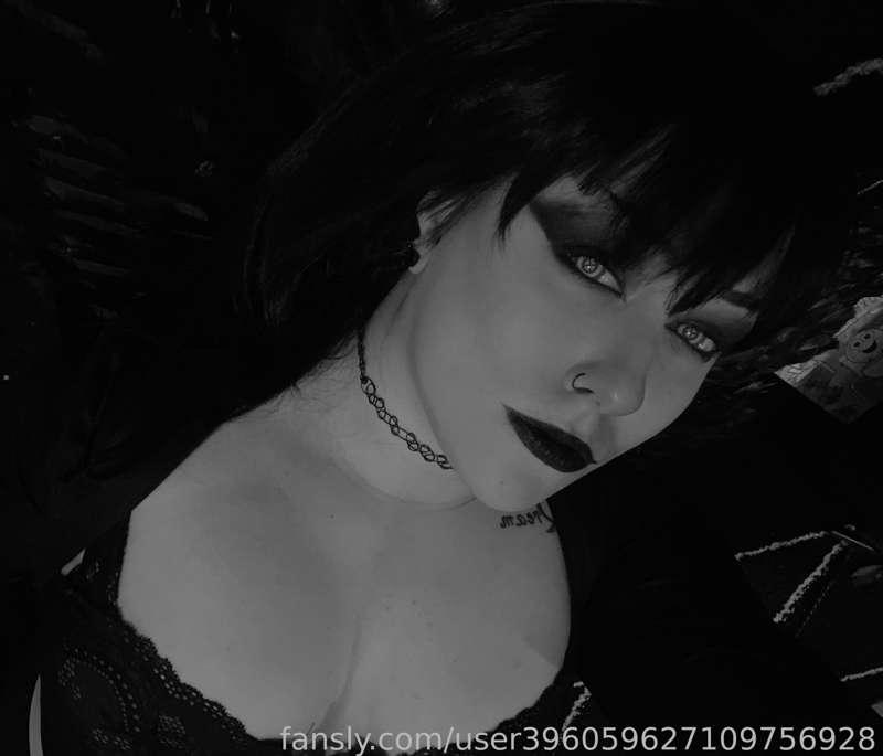 I have fun portraying dark characters 😈😈