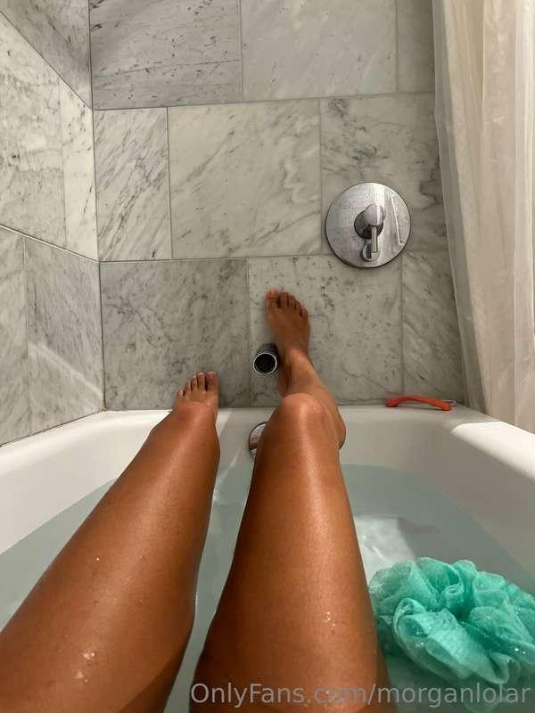 Anybody up? Let’s chat while I relax in the bath tub 💦🫦