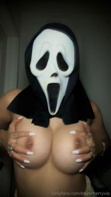 did someone say “spooky titties” hehehe 🤍👀🥵