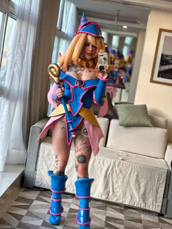 DARK MAGICIAN GIRL selfies