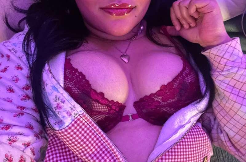 I couldn’t tell if I liked my lipgloss more in shot 1 or 2 ♡..