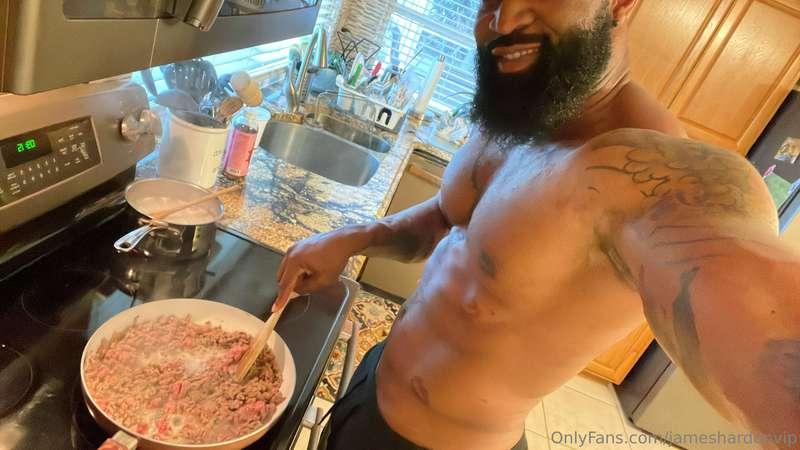 Meal prep time !!! Got a long week ahead 😈😈😈 if you catch my..