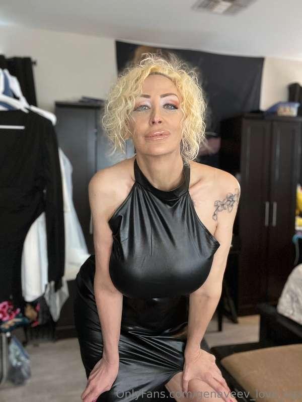 want to feel these girls? come stick your hands out to me 🤭🙈