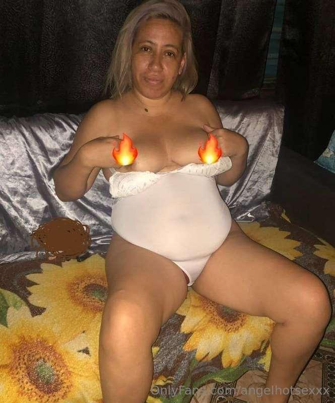 I present to you my friend @Venusvixenhott She is a 40-year-..