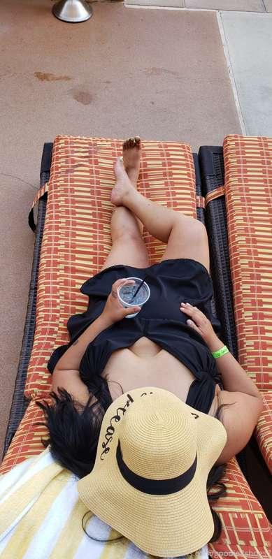This sunshine and poolside drunkness is amazing