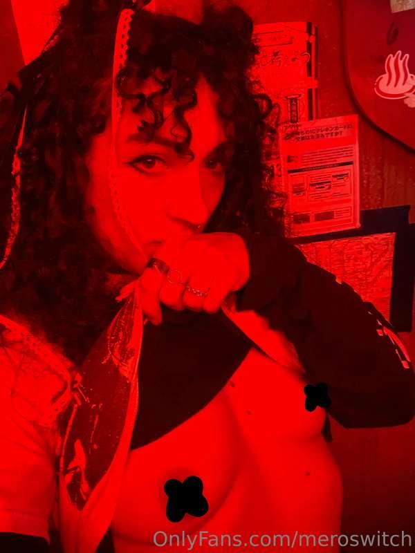 The red lights in this bar bathrooms turned me on so much 🥵 ..