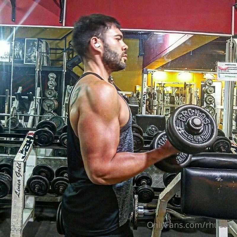 Suck my biceps bitch! 💪