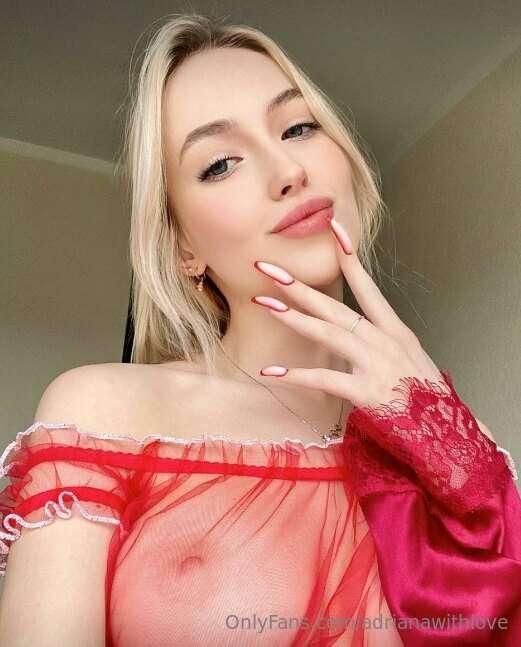 This beauty @lunableiy will play with her tight holes only f..