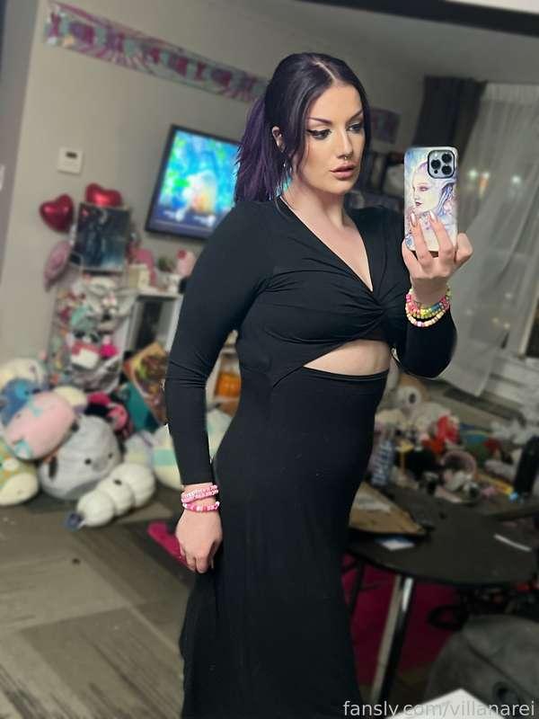My Christmas Eve outfit 💖
I think I’m gonna make it a goal to wear more dresses in the new year 🥰

#fyp #purplehair #goth #alternative #blackdress #tall #tallgirl