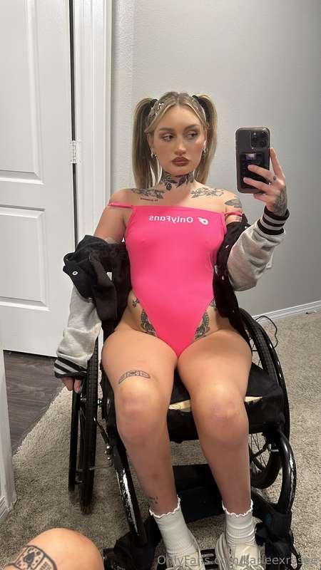 Bored and horny hehe, hmu <3