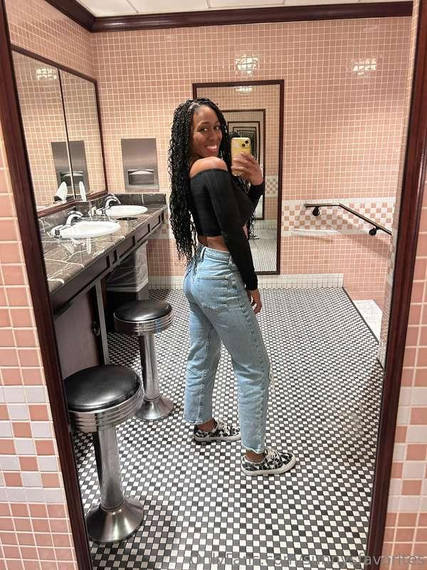 Are mirror selfies still in? 🤳 🪞 