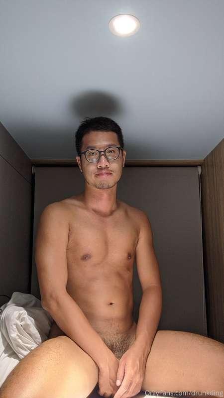 在青旅自拍。 Selfie in hostel