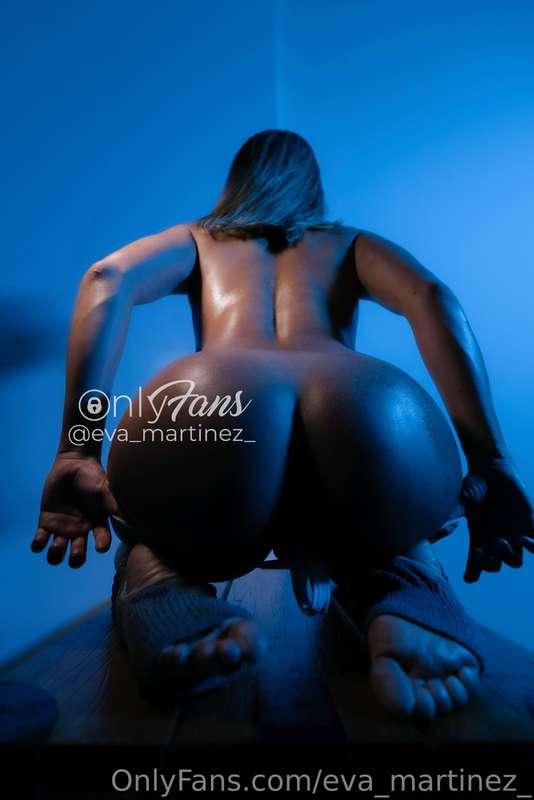 I get on all fours like the bitch you like me to be😏🤭