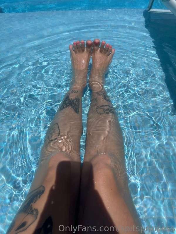 toes by the pool 🥰