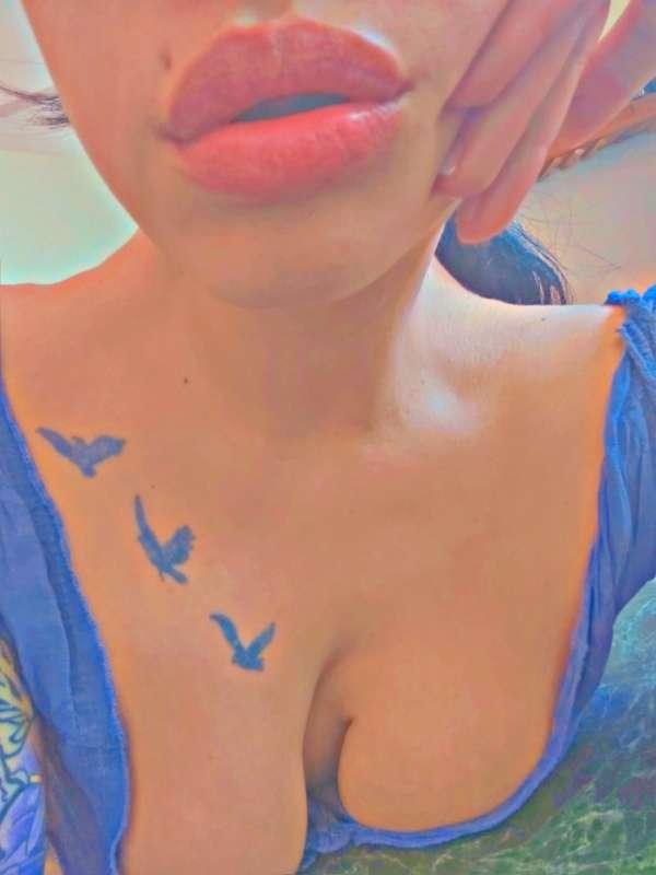 thick or small lips? What do you prefer 👄😏
labios gruesos o ..