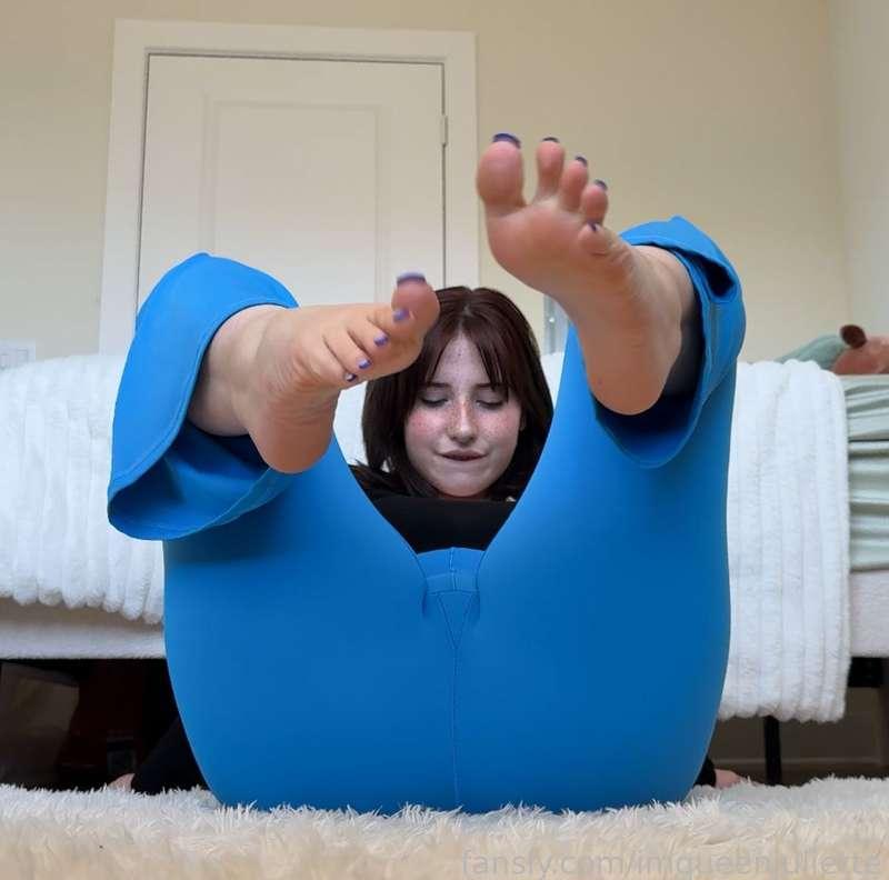 oh hey, it’s you!! you’re the naughty boy who’s always looking at my soles and… other things. 🍭 i’ll let it slide, since i kinda like the idea of you touching your pants to me behind that screen. 

#femdom #young #cutefeet #footfetish #feet #soles #perfectfeet #yogapants #comfy #softsoles #freckles #redhair #thickgirl
