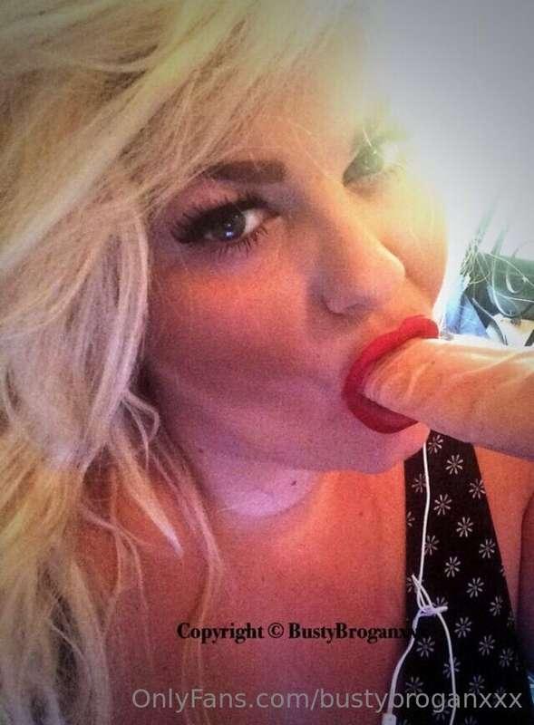 Do you like blowjobs with lots of eye contact? 🙊
