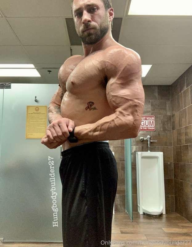 Back again with the Flex Friday 😈💪🏼 Work has been insanely b..
