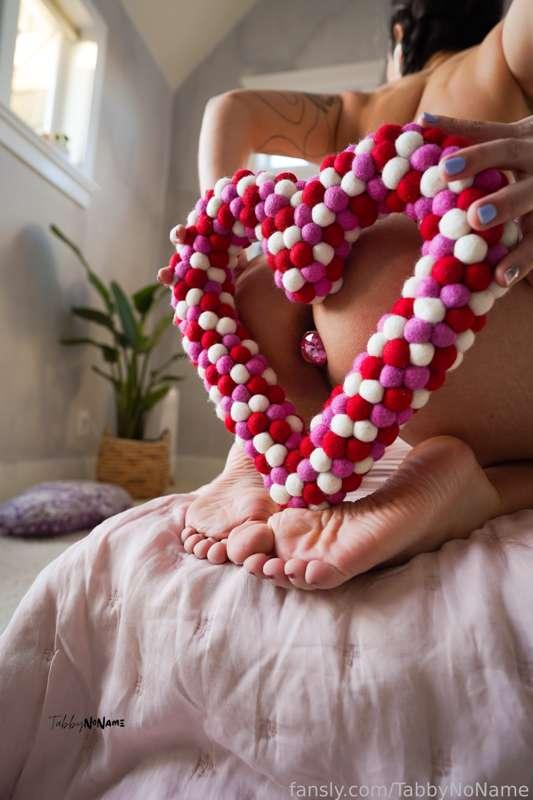 HAPPY VALENTINES DAY! We actually don't really celebrate V-Day, it's never really been my thing 🤪🤷🏻‍♀️  ...Though if anyone wants to buy me chocolate, I'll never say no to that! Or sex 😉😈 NoName's birthday is also right after, so I'd much rather celebrate that! 🥰🥰 So whether you celebrate it or not, with someone or solo, I hope your day is filled with sex and chocolate and love! Because we can never have too much love in this world, for others and for ourselves ❤️❤️❤️