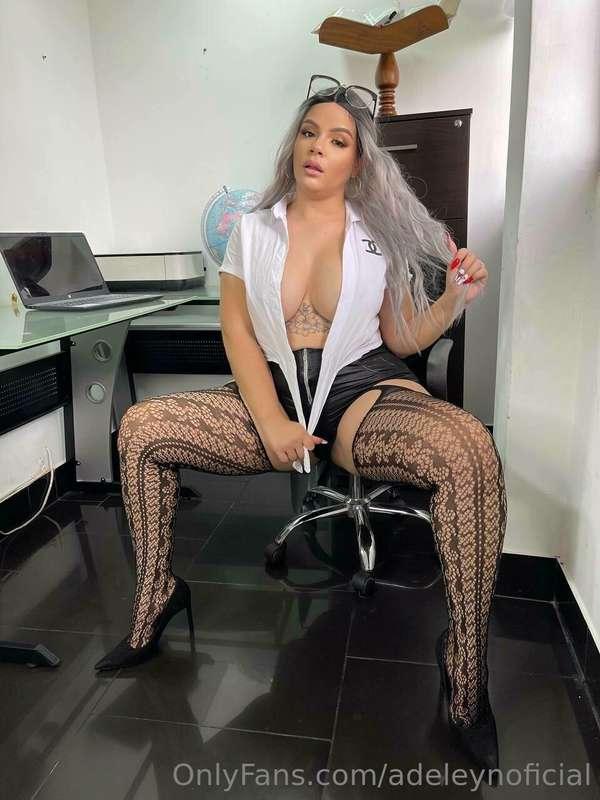 Quiero ser tu sexy profesora 😈🤓 y darte ricas clases aceptas..