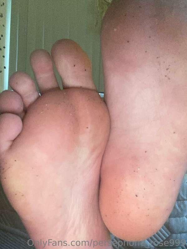 More soles and toes for my dirty feet lovers, who’s gonna li..