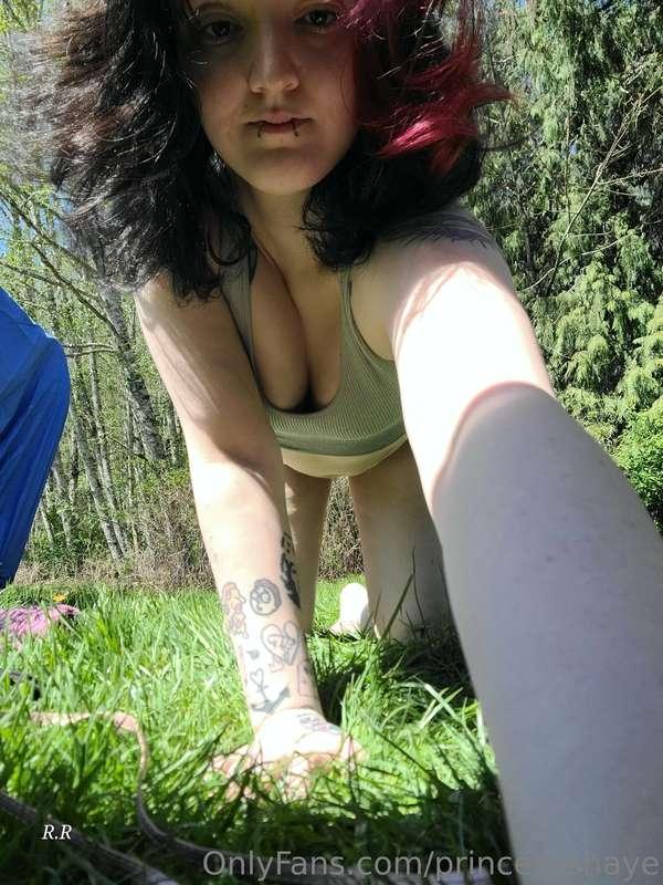 morning stretches in the front yard ♥️