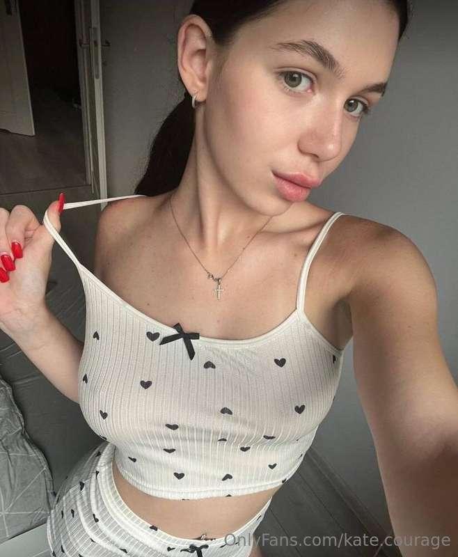 ## 💕💕💕 SHY PUSSYGIRL 💕💕💕  Her @fierce.flirt juicy pink pussy..