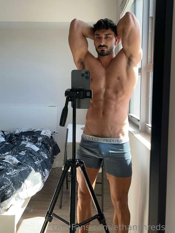 Cum take pictures of me flexing
