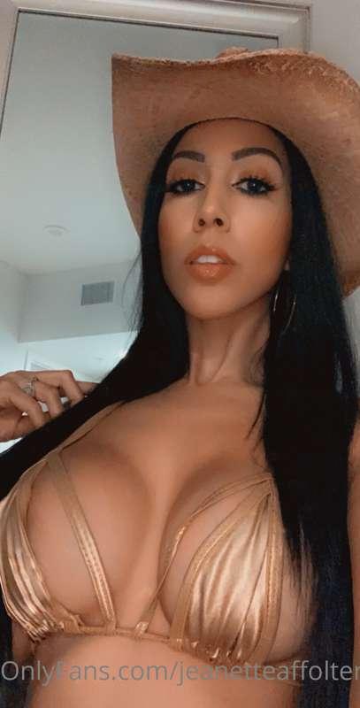 Can I be your cowgirl?🤠💋✨
Unlock my cowgirl set in the next ..