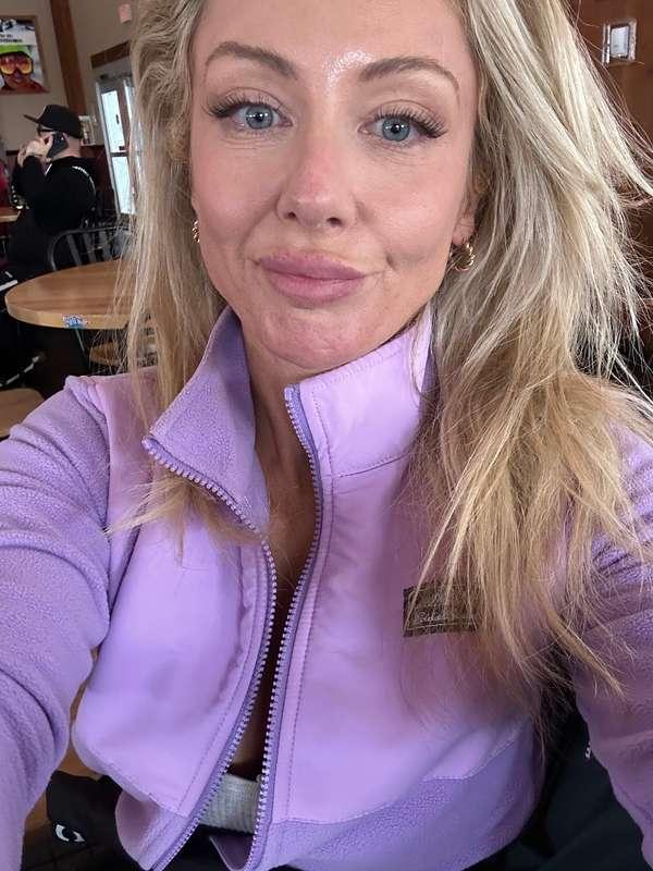 Keep mommy company in my DMs today! 💜