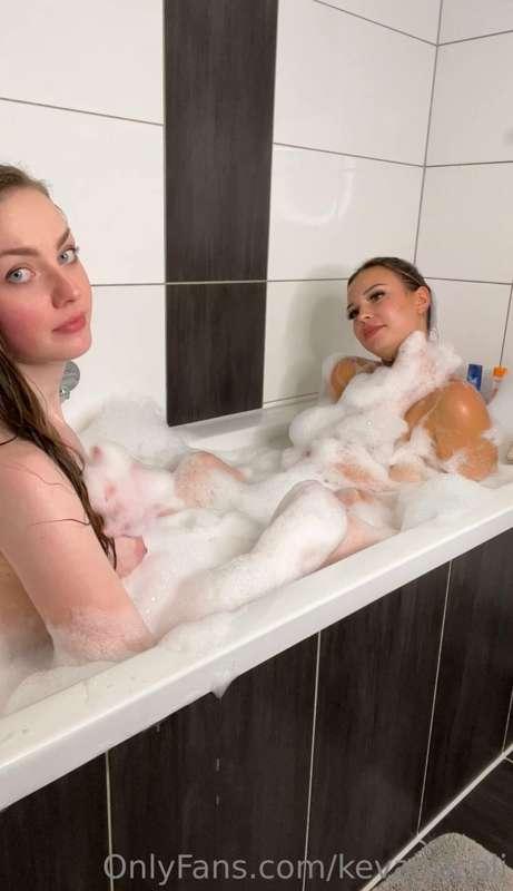 Look we als made a bathtub video 🚿 did you guys like the con..