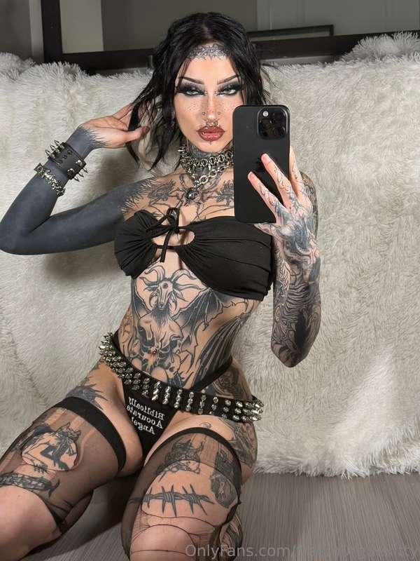 all black 🖤⛓️@m0rguekitty 